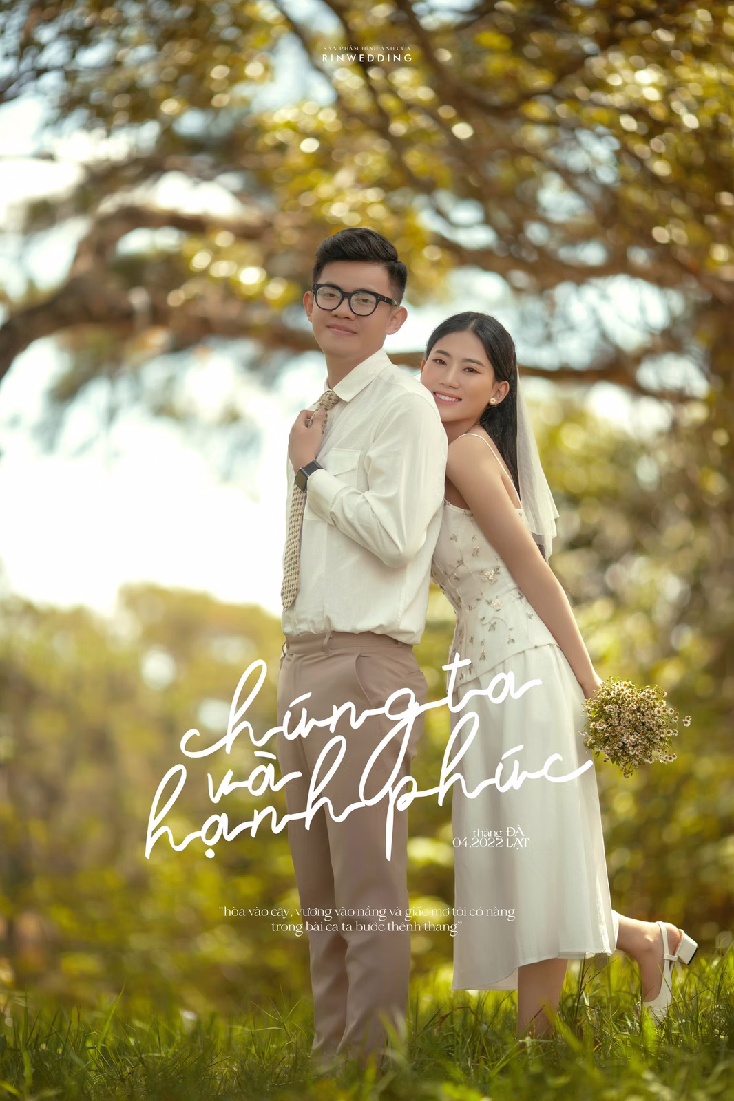 The bride leans against the groom's back in the garden at Dinh Tỉnh Trưởng.