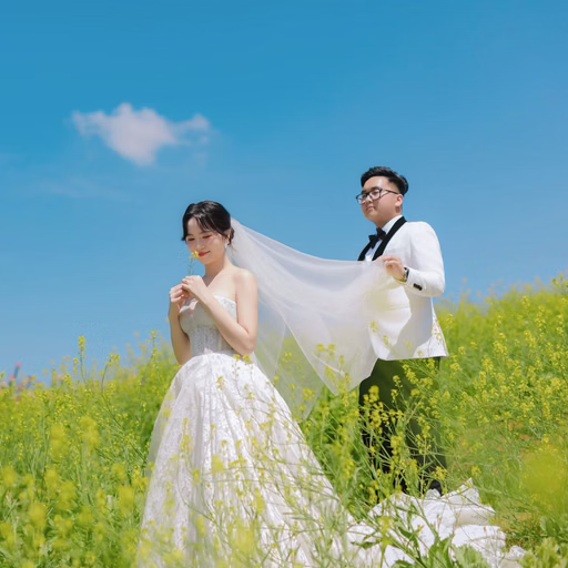 Chú rể nâng khăn voan phía sau cô dâu giữa đồng hoa vàng tại Hoa Trong Rừng, Đà Lạt