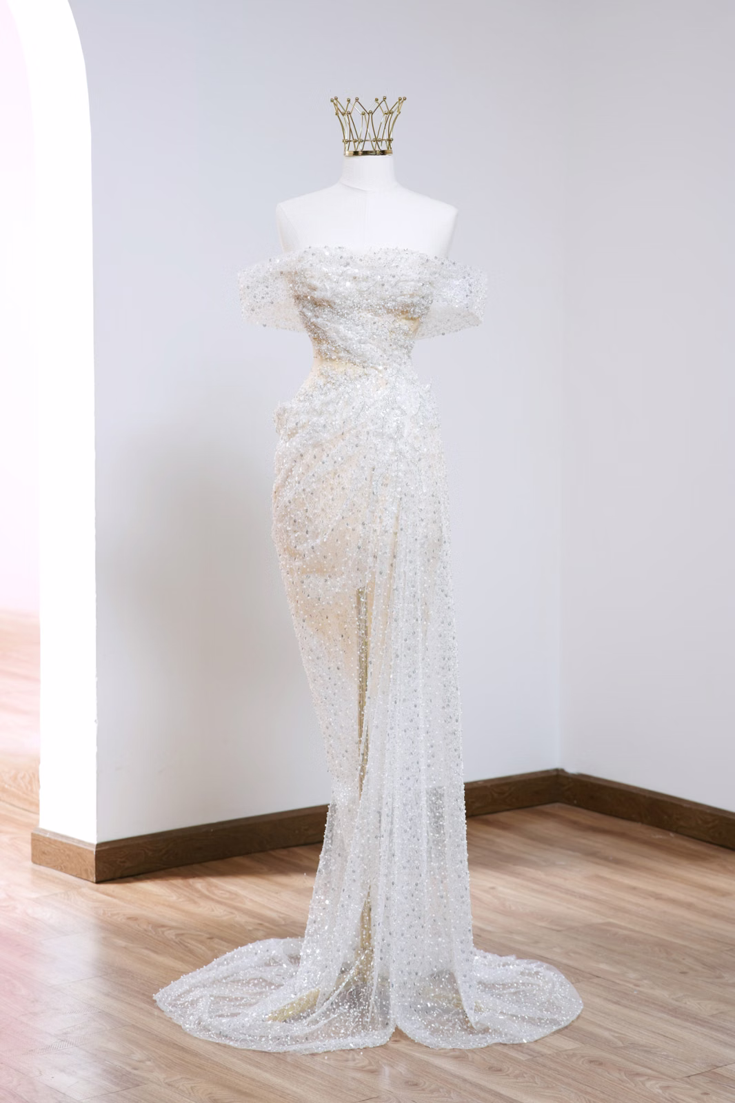 Váy V51M11242 đính hạt nổi và chi tiết trễ vai trên mannequin, góc chính diện toàn thân