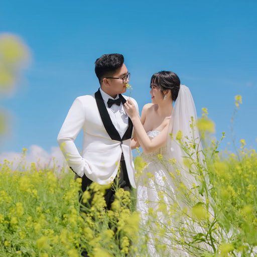 Cô dâu đặt tay lên vai chú rể giữa đồng hoa vàng tại Hoa Trong Rừng, Đà Lạt