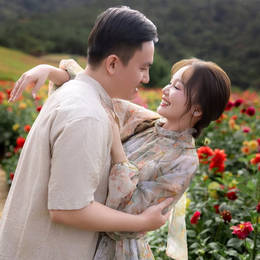 Chàng trai ôm cô gái ngả người giữa vườn hoa tại Hoa Trong Rừng, Đà Lạt