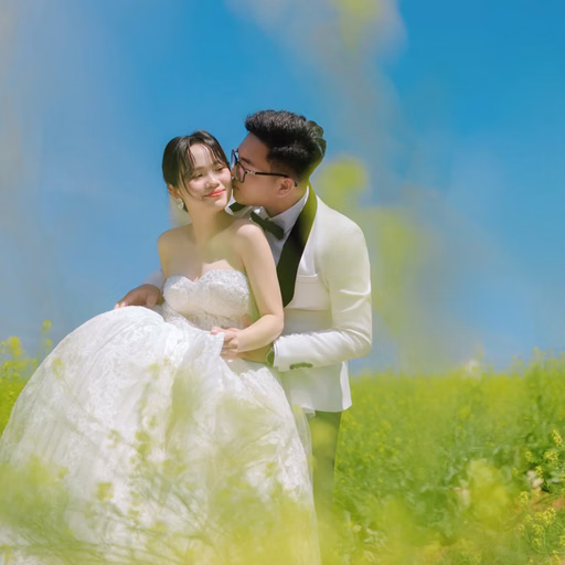 Chú rể ôm cô dâu đang ngồi giữa đồng hoa vàng tại Hoa Trong Rừng, Đà Lạt