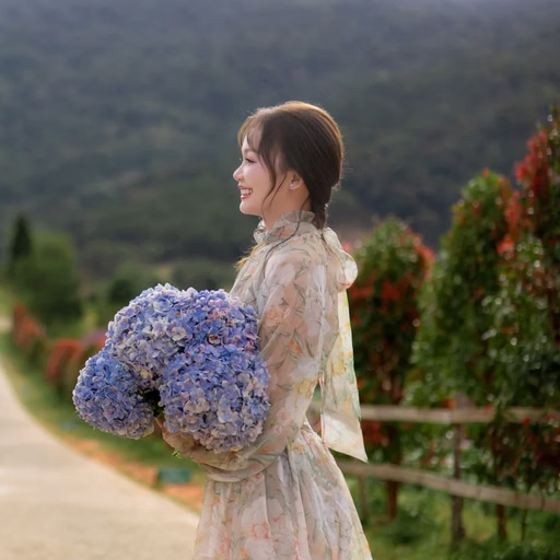 Cô gái cầm bó hoa xanh đứng đối diện chàng trai trên lối đi tại Hoa Trong Rừng, Đà Lạt
