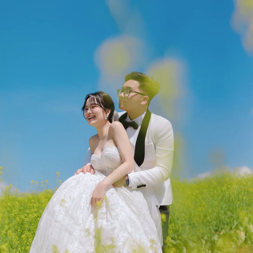 Cô dâu ngồi trên tay chú rể giữa đồng hoa vàng tại Hoa Trong Rừng, Đà Lạt