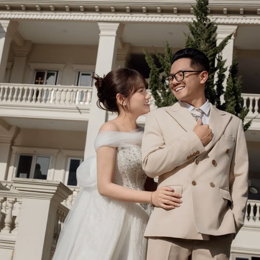 The bride holding flowers beside the groom at Nhà thờ Don Bosco