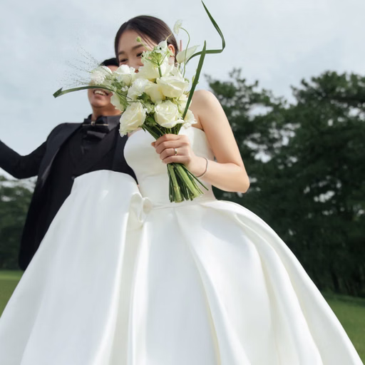 A bride holding flowers beside the groom in front of pine trees at Cây Thông Cô Đơn, Đà Lạt