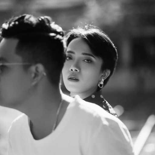 Black-and-white close-up of the couple in sunlight at Ga Đà Lạt.