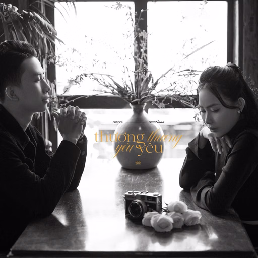 Black-and-white image of the couple having drinks by a Đà Lạt café window.