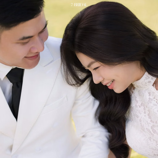 Chân dung cô dâu chú rể nghiêng đầu gần nhau tại Hoa Trong Rừng, Đà Lạt