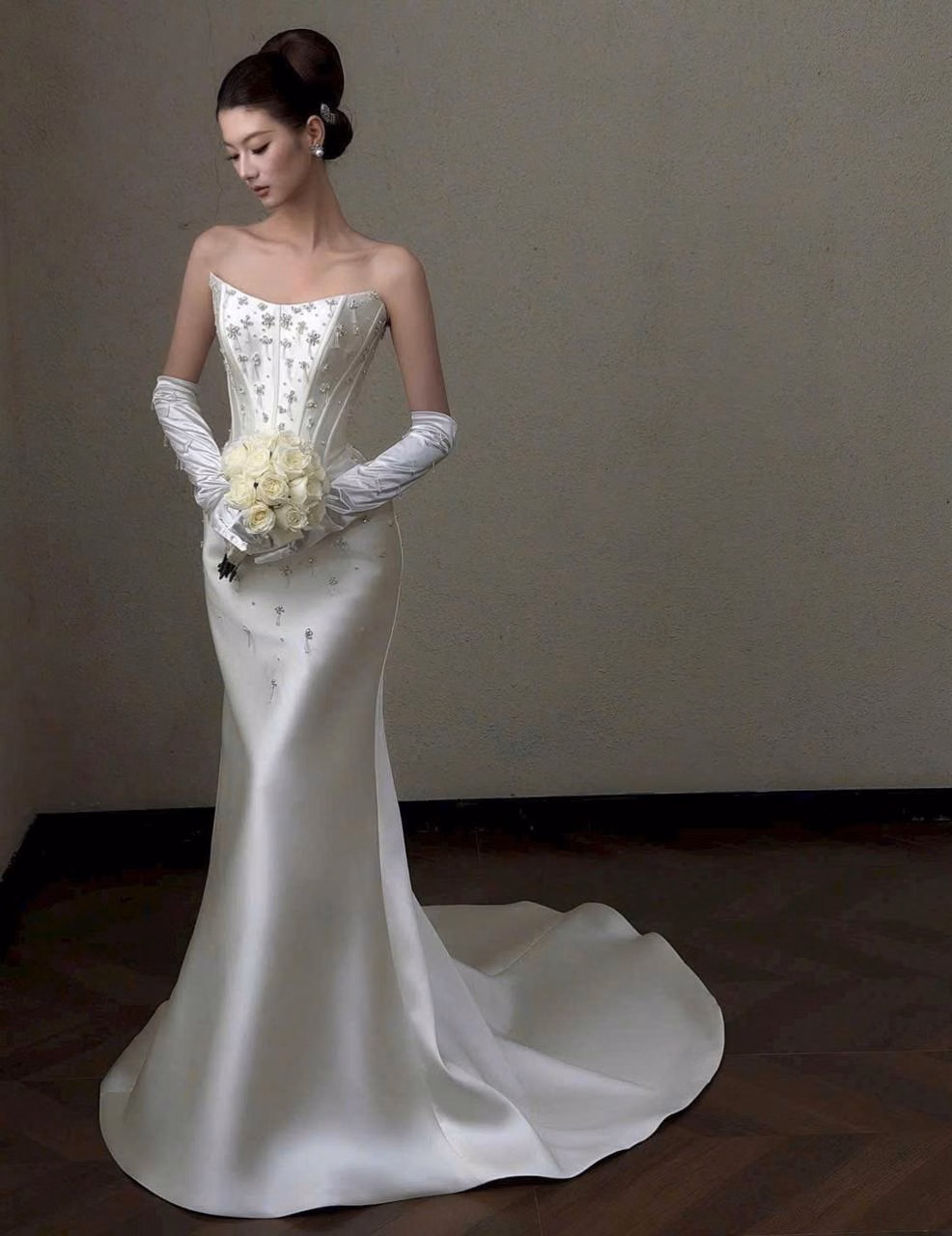 Cô dâu mặc váy V61M12014 corset họa tiết hoa và phom ôm dài trong nhà, góc toàn thân
