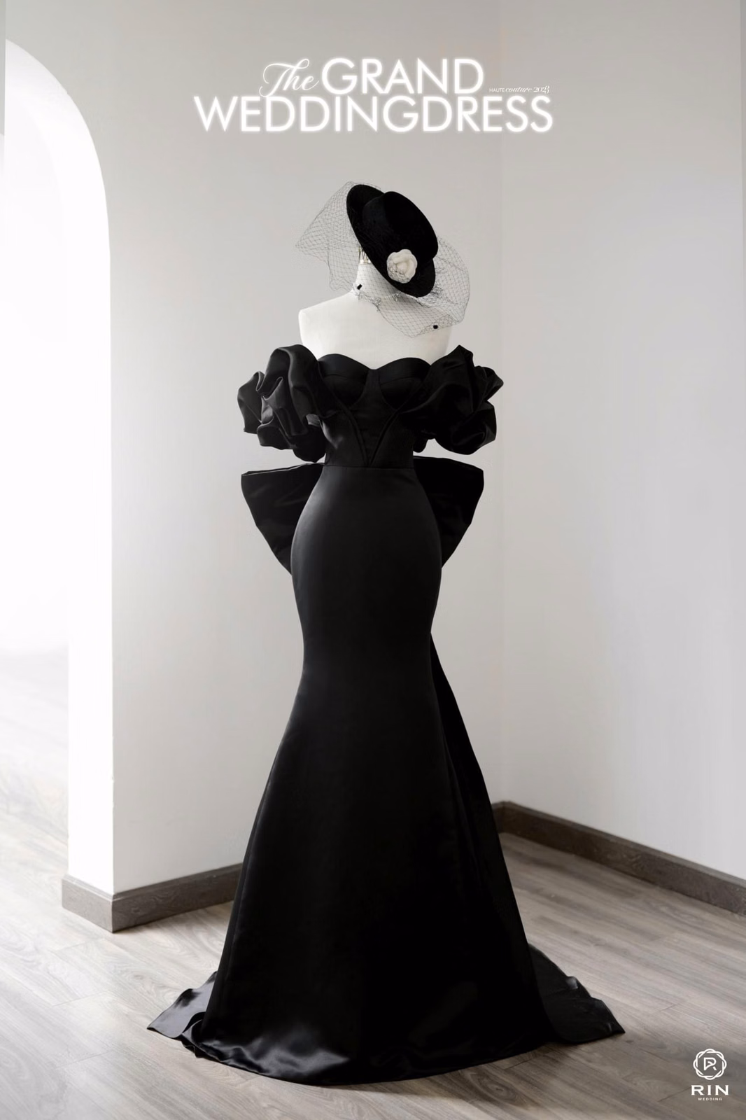 Váy đen V31M10240 trên mannequin, góc chính diện toàn thân với tay bồng và chân váy dài