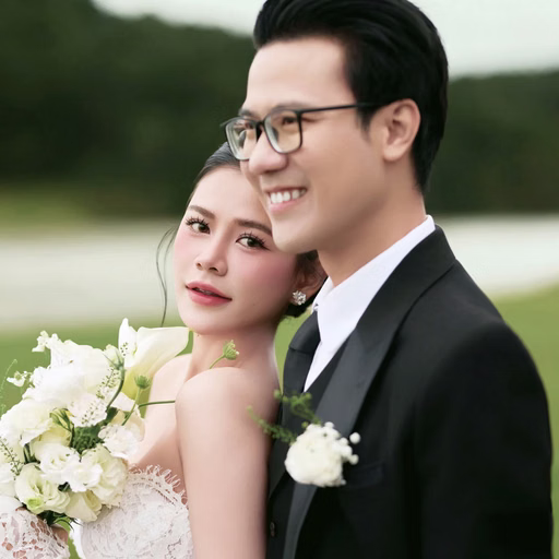 The bride resting her head against the groom while holding a white bouquet at Cây Thông Cô Đơn, Đà Lạt