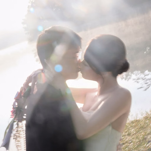 Dâu rể tựa gần nhau trong ánh nắng xuyên qua tán cây.