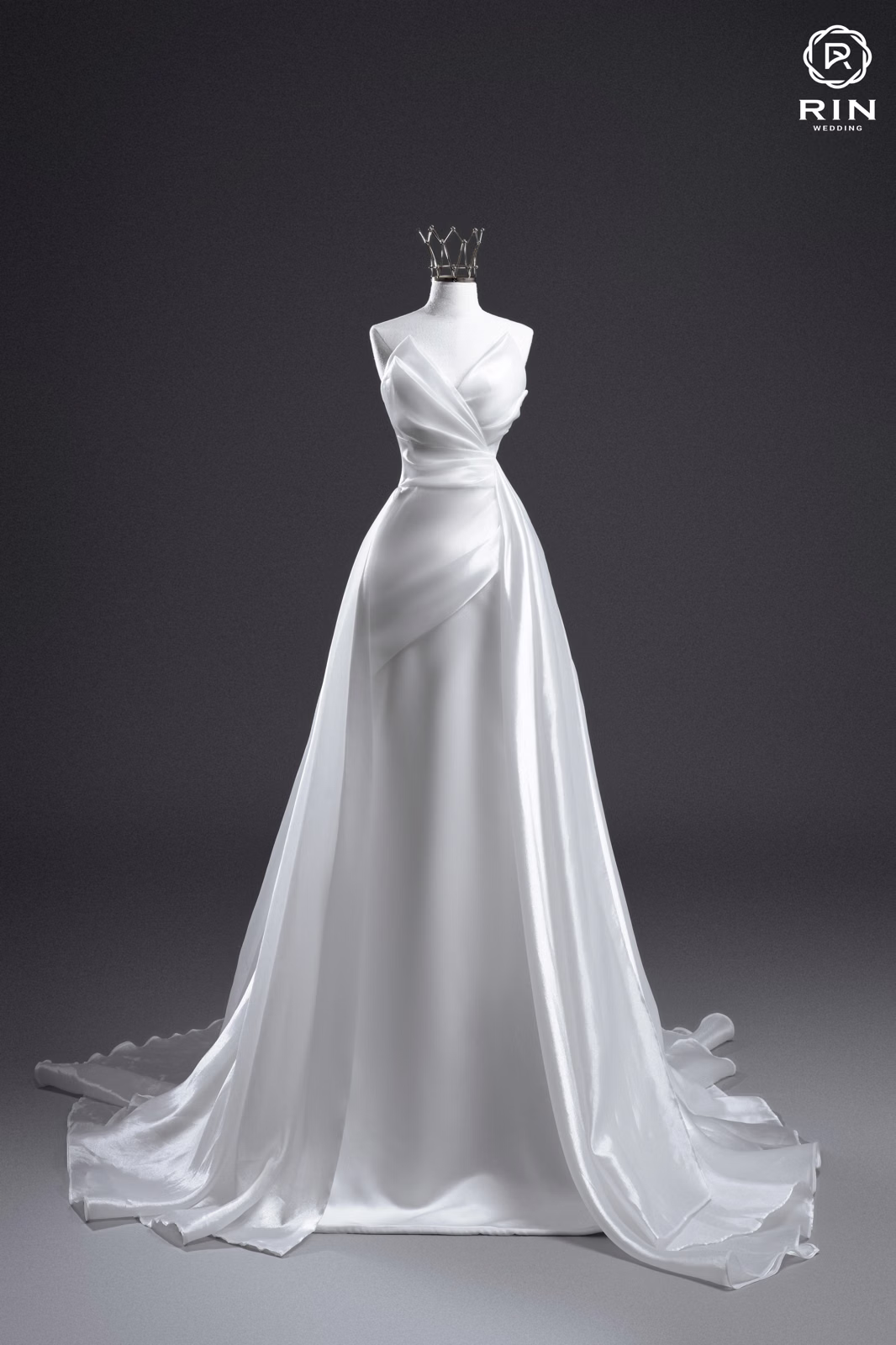 Váy V61M11693 cổ chữ V và nếp xếp chéo trên mannequin, góc chính diện toàn thân