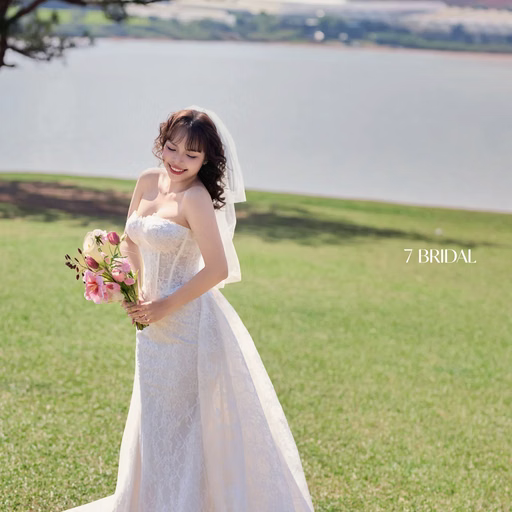 The bride looking back with a rose bouquet beside the lake at Cây Thông Cô Đơn, Da Lat