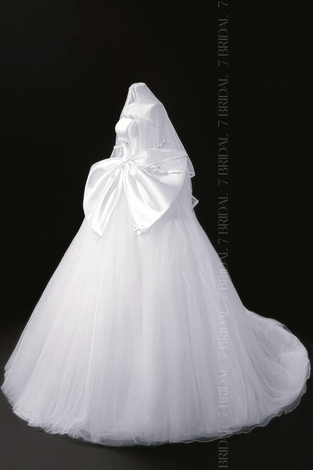 Váy cưới V61M12143 nhìn từ phía trước, phủ voan, thân corset và nơ lớn ở eo